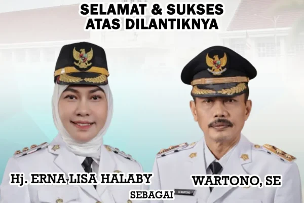 Banjarbaru, KalimantaBupati dan Wakil Bupati Banjarbaru Periode 2025-2030n Selatan – Kota Banjarbaru kini memasuki babak baru dalam perjalanan pemerintahannya setelah Bupati dan Wakil Bupati periode 2025-2030 resmi dilantik. Kepemimpinan baru ini diharapkan mampu membawa semangat perubahan, pembangunan berkelanjutan, serta peningkatan kualitas pelayanan publik bagi masyarakat Banjarbaru. Pelantikan dan Seremoni Resmi Pelantikan Bupati dan Wakil Bupati Banjarbaru digelar di Kantor Gubernur Kalimantan Selatan, dihadiri jajaran pejabat daerah, tokoh masyarakat, serta perwakilan berbagai elemen organisasi. Suasana berlangsung khidmat dengan prosesi pengucapan sumpah jabatan, yang kemudian diikuti penandatanganan berita acara pelantikan. Dalam sambutannya, Gubernur Kalimantan Selatan menyampaikan bahwa kepemimpinan baru ini diharapkan dapat meningkatkan kualitas pembangunan daerah, terutama dalam sektor pendidikan, kesehatan, infrastruktur, serta pemberdayaan ekonomi kerakyatan. Visi dan Misi Kepemimpinan Baru Bupati dan Wakil Bupati Banjarbaru periode 2025-2030 mengusung visi untuk menjadikan Banjarbaru sebagai “Kota Idaman yang Inovatif, Dinamis, dan Maju”. Visi ini dijabarkan melalui sejumlah misi strategis, antara lain: Meningkatkan kualitas layanan publik dengan memanfaatkan digitalisasi pemerintahan. Memperkuat perekonomian lokal, khususnya UMKM, koperasi, dan sektor industri kreatif. Membangun infrastruktur yang ramah lingkungan serta mendukung tata kota yang tertata rapi. Meningkatkan mutu pendidikan dan kesehatan, terutama akses layanan yang merata di seluruh wilayah. Mengembangkan pariwisata lokal berbasis budaya dan kearifan lokal Banjarbaru. Tantangan dan Prioritas Program Sebagai kota penyangga ibu kota provinsi, Banjarbaru menghadapi berbagai tantangan. Mulai dari pertumbuhan penduduk yang pesat, kebutuhan hunian layak, hingga peningkatan sarana transportasi. Oleh karena itu, salah satu prioritas utama kepemimpinan baru adalah penataan ruang kota yang berkelanjutan. Selain itu, sektor lingkungan juga menjadi fokus, mengingat Banjarbaru sering dihadapkan pada masalah banjir akibat curah hujan tinggi. Program pengendalian banjir dan penghijauan kota akan menjadi langkah nyata untuk menjaga keseimbangan lingkungan. Di bidang ekonomi, pemerintah daerah menargetkan peningkatan investasi, terutama di sektor perdagangan, jasa, dan pariwisata. Dengan adanya bandara internasional Syamsudin Noor, Banjarbaru memiliki potensi besar untuk berkembang sebagai pusat bisnis dan wisata di Kalimantan Selatan. Harapan Masyarakat Masyarakat Banjarbaru menyambut positif hadirnya bupati dan wakil bupati baru. Banyak warga berharap kepemimpinan kali ini benar-benar fokus pada pemberdayaan ekonomi rakyat kecil, peningkatan lapangan kerja, serta kemudahan akses layanan publik. Tokoh masyarakat juga menekankan pentingnya sinergi antara pemerintah, DPRD, aparat penegak hukum, dan masyarakat dalam mewujudkan pembangunan yang berkeadilan. Kesimpulan Kepemimpinan Bupati dan Wakil Bupati Banjarbaru periode 2025-2030 menandai awal baru bagi kota ini dalam mewujudkan Banjarbaru yang modern, nyaman, dan sejahtera. Dengan visi kuat dan misi yang terukur, masyarakat menaruh harapan besar agar pembangunan dapat berjalan efektif, menyentuh semua lapisan, dan memberikan manfaat nyata bagi kesejahteraan warga. Banjarbaru kini menatap masa depan dengan penuh optimisme, di bawah kepemimpinan baru yang diharapkan mampu membawa perubahan positif dan keberlanjutan pembangunan kota.